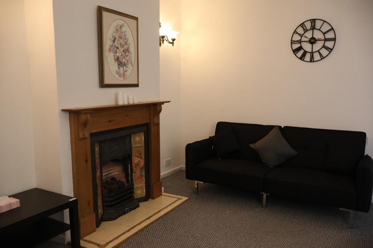 Spacious 4 Bed Home Near Nec, Jlr & Airport Parking For 3 Cars Ideal For Contractors! سوليهال المظهر الخارجي الصورة