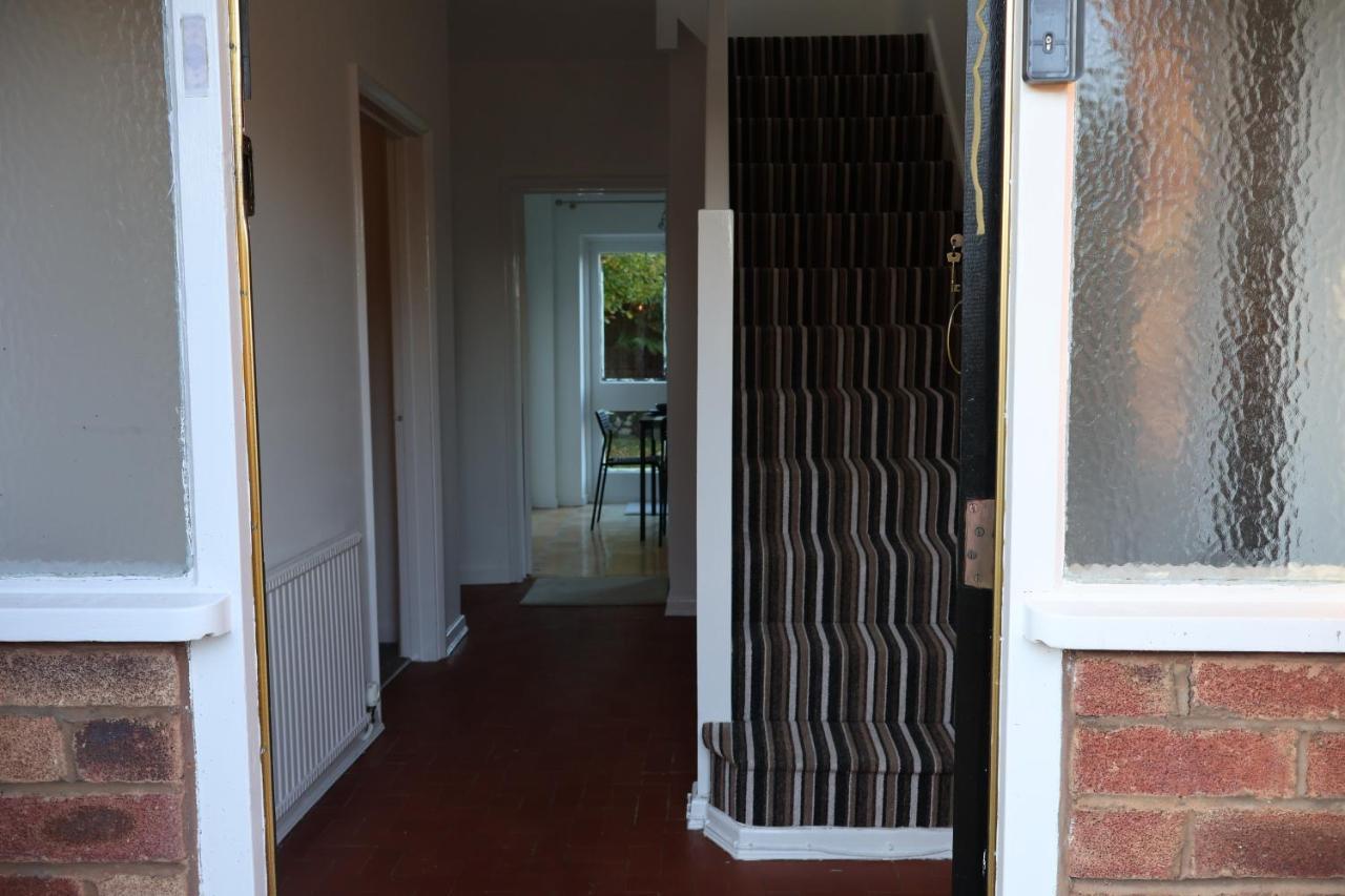 Spacious 4 Bed Home Near Nec, Jlr & Airport Parking For 3 Cars Ideal For Contractors! سوليهال المظهر الخارجي الصورة