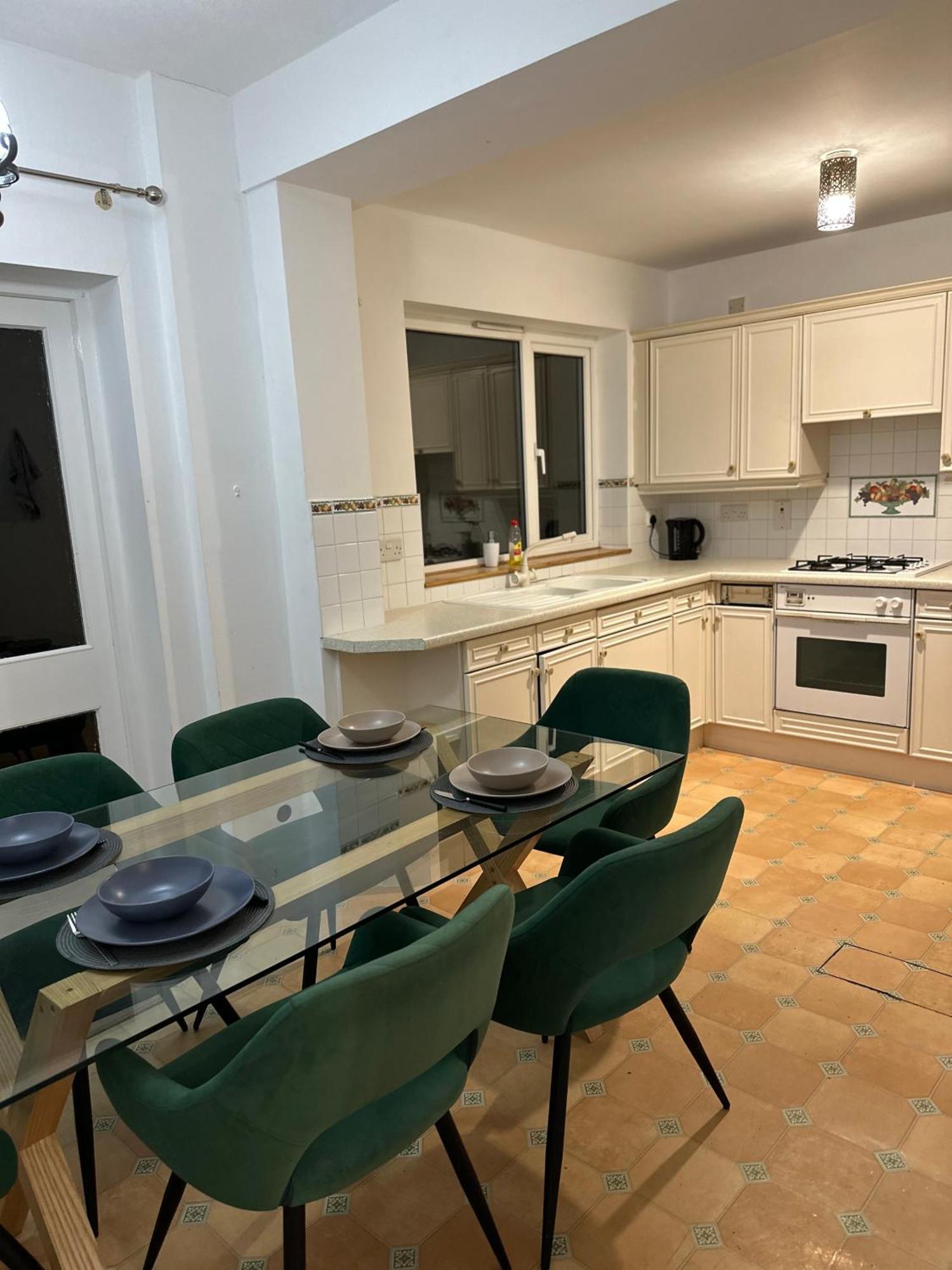 Spacious 4 Bed Home Near Nec, Jlr & Airport Parking For 3 Cars Ideal For Contractors! سوليهال المظهر الخارجي الصورة